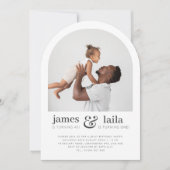 父と子 - アーチ写真共同誕生日 招待状 (正面)