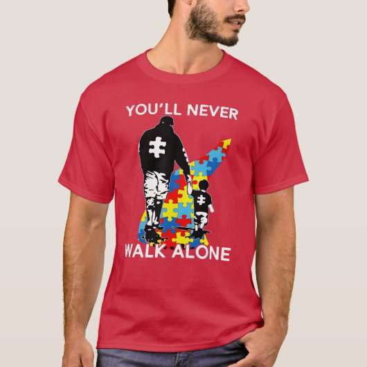 父と息子の自閉症意識を一人で歩くことはない Tシャツ (正面)