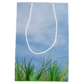 父のデイゴルフバッグと芝生の中にボールを持つクラブ ミディアムペーパーバッグ (裏面)