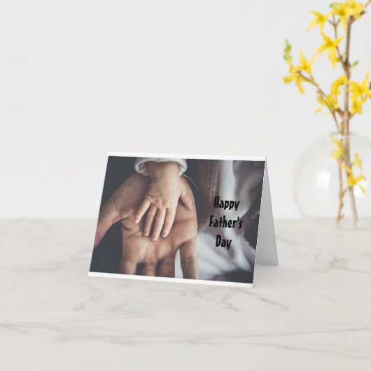 父の手に子供の手のカード カード (黄色い花)