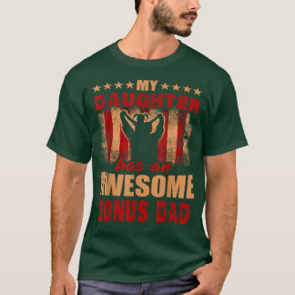 父の日のためのメンズギフト私の娘は水を持っている Tシャツ