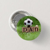 父の日のパパを持つサッカーボール 缶バッジ (正面&裏面)