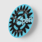 父の日の父と息子の整備士オープンEst. ラウンド壁時計 (傾斜)