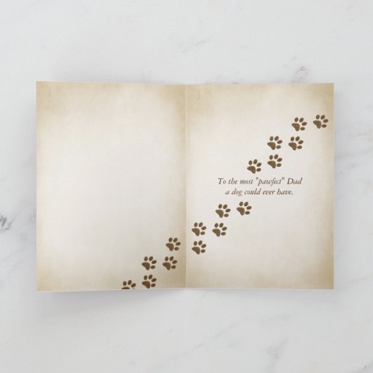 父の日の犬は人間の手の中で歩く カード (内部)