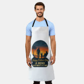 父の日を楽しむ – 岬のない英雄 エプロン (着用した状態)
