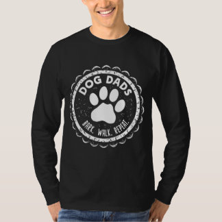 父の日バッジドッグパパ Tシャツ