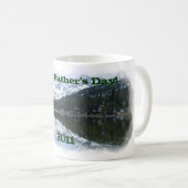 父の日山および湖 コーヒーマグカップ (正面右)