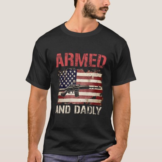 父の日 アメリカ 武装してダッドリーなパパ Tシャツ (正面)
