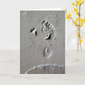 父の日、父及び子供の砂の足跡 カード (黄色い花)