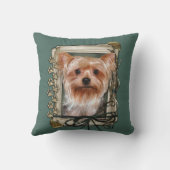 父の日-石造りの足-ヨークシャテリア クッション (裏面)