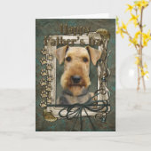 父の日-石造りの足- Airedale カード (黄色い花)