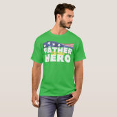 父はアメリカ国旗を持った私のヒーローヴィンテージ Tシャツ (正面フル)