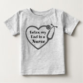 父は看護師 リラックス ハート型聴診器 ラブ ベビーTシャツ (正面)