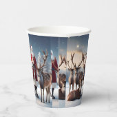 父クリスマスはトナカイとポーズをとっていた。 紙コップ (右)