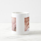 父指を握っている生まれたばかりのなベビー コーヒーマグカップ (中央)