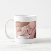 父指を握っている生まれたばかりのなベビー コーヒーマグカップ (左)