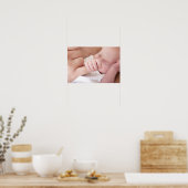 父生まれたばかりの指を持つベビー ポスター (キッチン)
