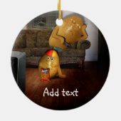 父親が眠るソファのポテト セラミックオーナメント (裏面)