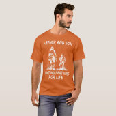 父親と息子がパートナーを命の狩りに売り込む Tシャツ (正面フル)