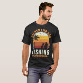 父親と息子の魚釣りパートナー人生フィッシャー Tシャツ (正面フル)
