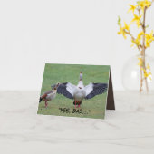 父親の日のカードにぴったりなユーモアたっぷりのガチョウの絵 カード (黄色い花)