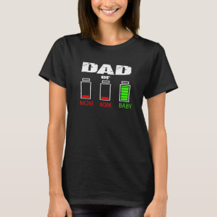 父Dのための仕事ママとベビー低電池のパパ Tシャツ