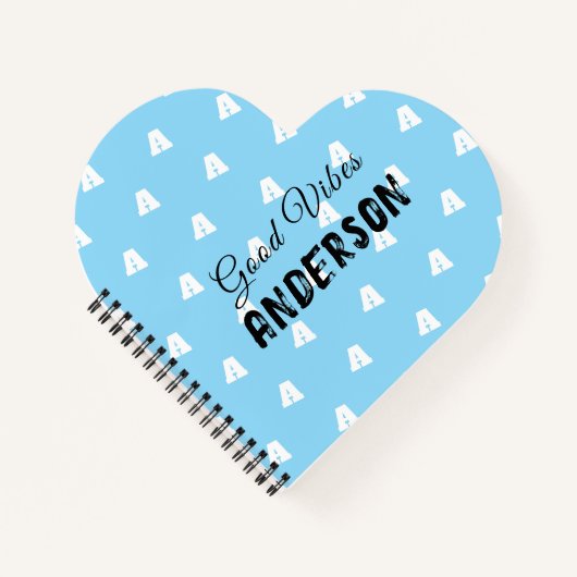 爽やかなブルーの名前入りグッドバイブス モノグラム ノートブック (正面)