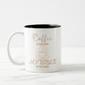 片手にコーヒー、もう片手に聖書 ツートーンマグカップ (左)