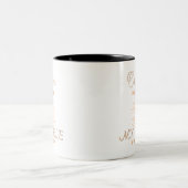 片手にコーヒー、もう片手に聖書 ツートーンマグカップ (中央)