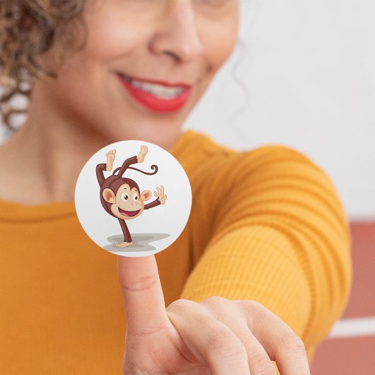 片手に猿のステッカー ラウンドシール