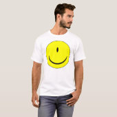 片目で笑う顔の面白いTシャツ Tシャツ (正面フル)