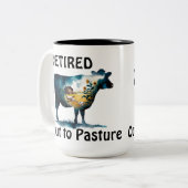 牛おもしろい農場テーマ引退して牧草地へ ツートーンマグカップ (正面左)