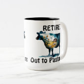 牛おもしろい農場テーマ引退して牧草地へ ツートーンマグカップ (正面右)