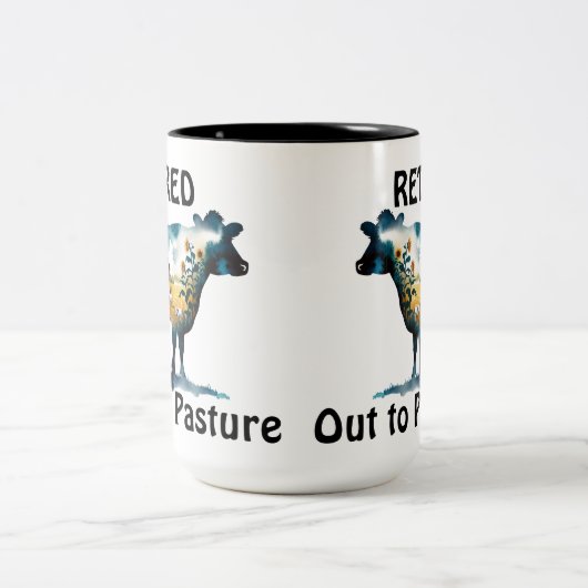 牛おもしろい農場テーマ引退して牧草地へ ツートーンマグカップ (中央)