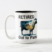 牛おもしろい農場テーマ引退して牧草地へ ツートーンマグカップ (左)