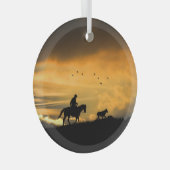 牛がカウボーイを運転し、日の入りを操縦 ガラスオーナメント (正面右)