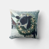 牛がライトのついたクリスマスリースを身に着けている クッション (正面)