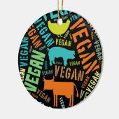 牛が付いている"ビーガン"の単語雲のモザイク、ブタ、雌鶏 セラミックオーナメント (左)