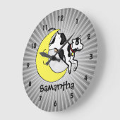 牛が月の子供の時計パーソナライズされたを飛び越える ラージ壁時計 (傾斜)