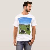 牛が緑の野で放牧 Tシャツ (正面フル)
