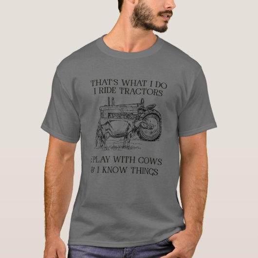 牛と一緒にトラクターに乗る遊ことは Tシャツ (正面)