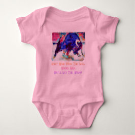 牛と戯れるなよ、ベイビーガール、ピンクのワンピース ベビーボディスーツ