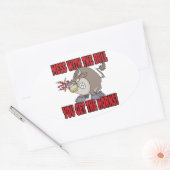 牛と混乱して角を取る態度漫画 楕円形シール (封筒)