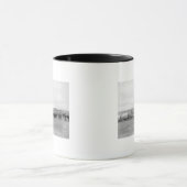 牛と荷馬車の列が黒い丘へ マグカップ (中央)