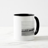 牛と荷馬車の列が黒い丘へ マグカップ (正面右)