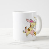 牛と鶏のハグのグラフィック ジャンボコーヒーマグカップ (正面右)