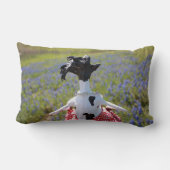 牛によってがbluebonnets.で歩き回るMootilda ランバークッション (裏面)