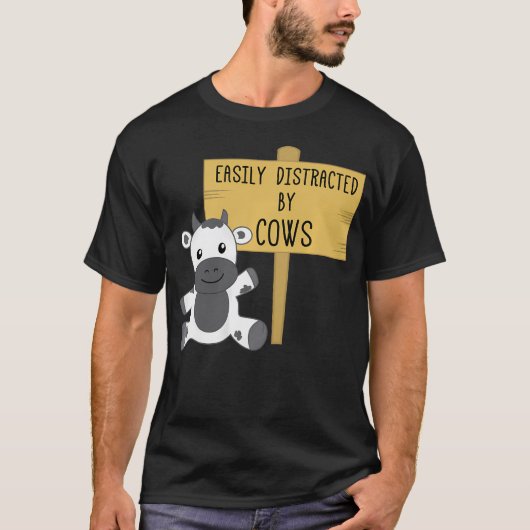 牛に気を取られがち ユーモア牧場動物 Tシャツ (正面)