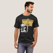 牛に気を取られがち ユーモア牧場動物 Tシャツ (正面フル)