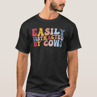 牛に気を取られがち 冗談めいた雌牛 牛飼いの女性 Tシャツ